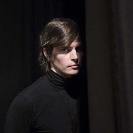 Uudessa Tuntematon sotilas -elokuvassa Johannes Holopainen esittää vänrikki Kariluotoa.