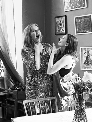 Kääk kamera, kaksoisleuat piiloon, Sari ja Asta vitsailevat. ”Näen Astassa paljon itseäni. Olemme yhtä räiskähteleväisiä ja kovia halailemaan”, Sari sanoo.