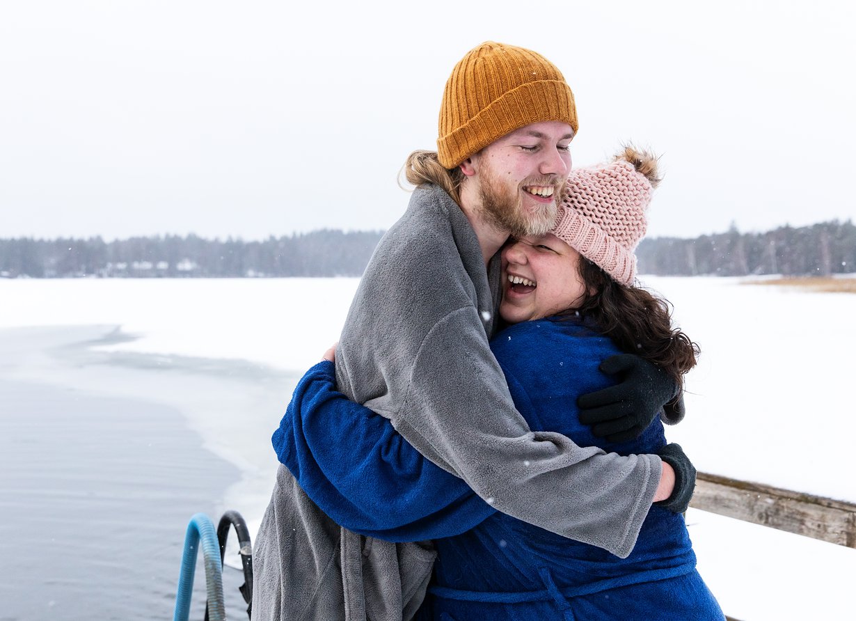 Jasmin ja Tuomas kokeilevat yhdessä Suomi-juttuja, kuten avantouintia. "Vedestä nousemisen jälkeen oli muutama sekunti, jotka tuntuivat todella kylmiltä, mutta se lähti pian pois ja jäljelle jäi mukavan raukea olo. Harrastus tulee ehdottomasti jatkumaan”, Tuomas sanoo.