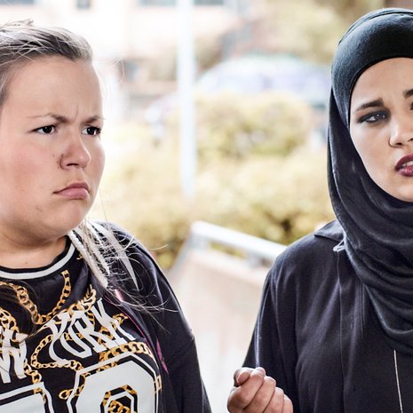 Norjalainen Skam-sarja on nyt supersuosittu myös aikuisten keskuudessa. Kuvassa Chris (Ina Svenningdal) ja Sana (Iman Meskini).