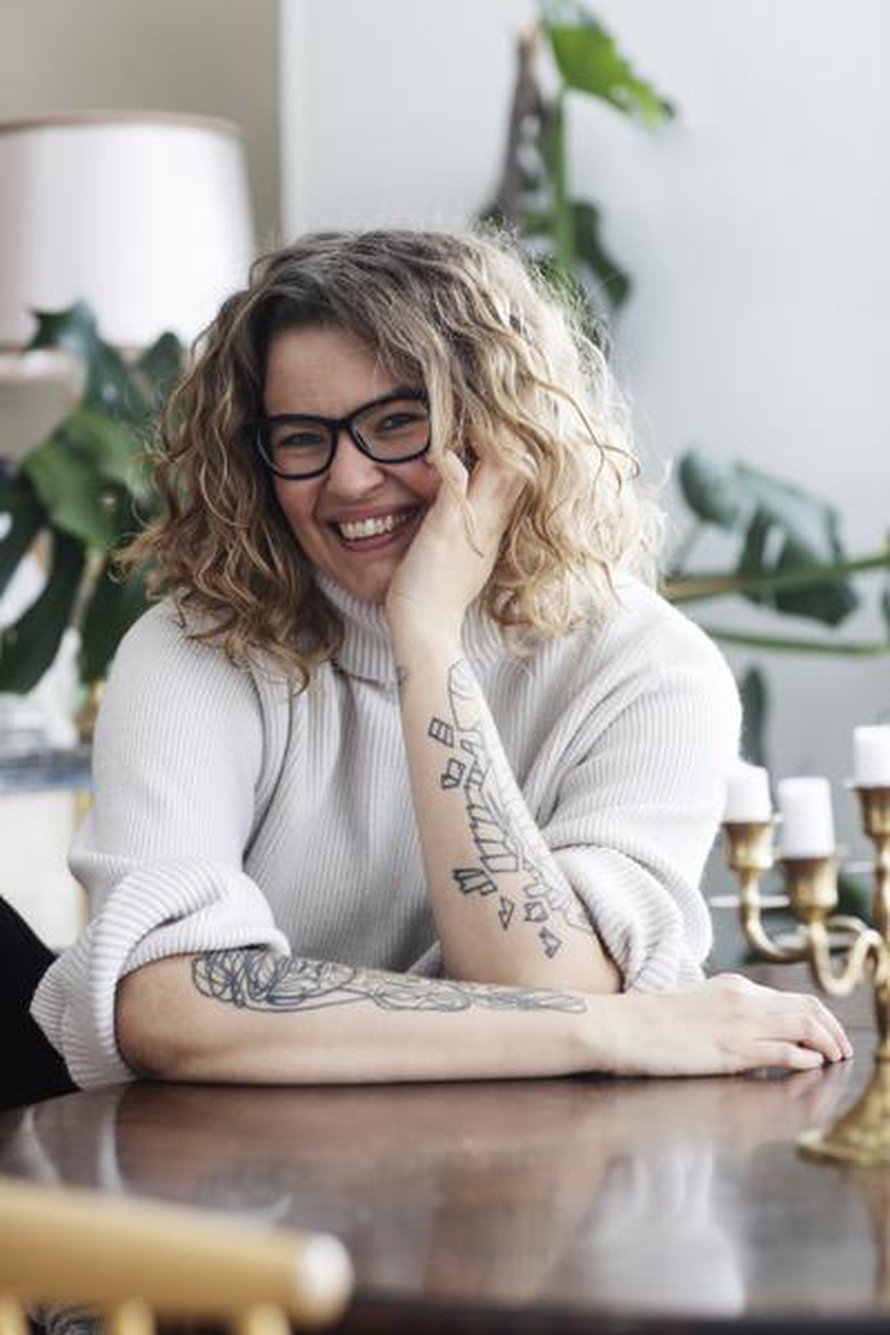 ”Olen matkinut muita ja miettinyt, mitä muut haluavat minun olevan. Kesti pitkään tajuta, että saan olla juuri niin kömpelö ja hajamielinen kuin olen”, Lotta Stenroos sanoo.