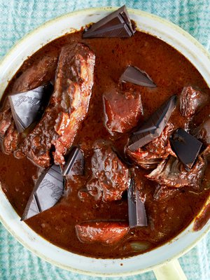 Suklaa piiloutuu pataan.