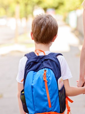 Reppu hänen selässään näyttää valtavan suurelta. Ajattelet: Miten aika voi kulua näin nopeasti?