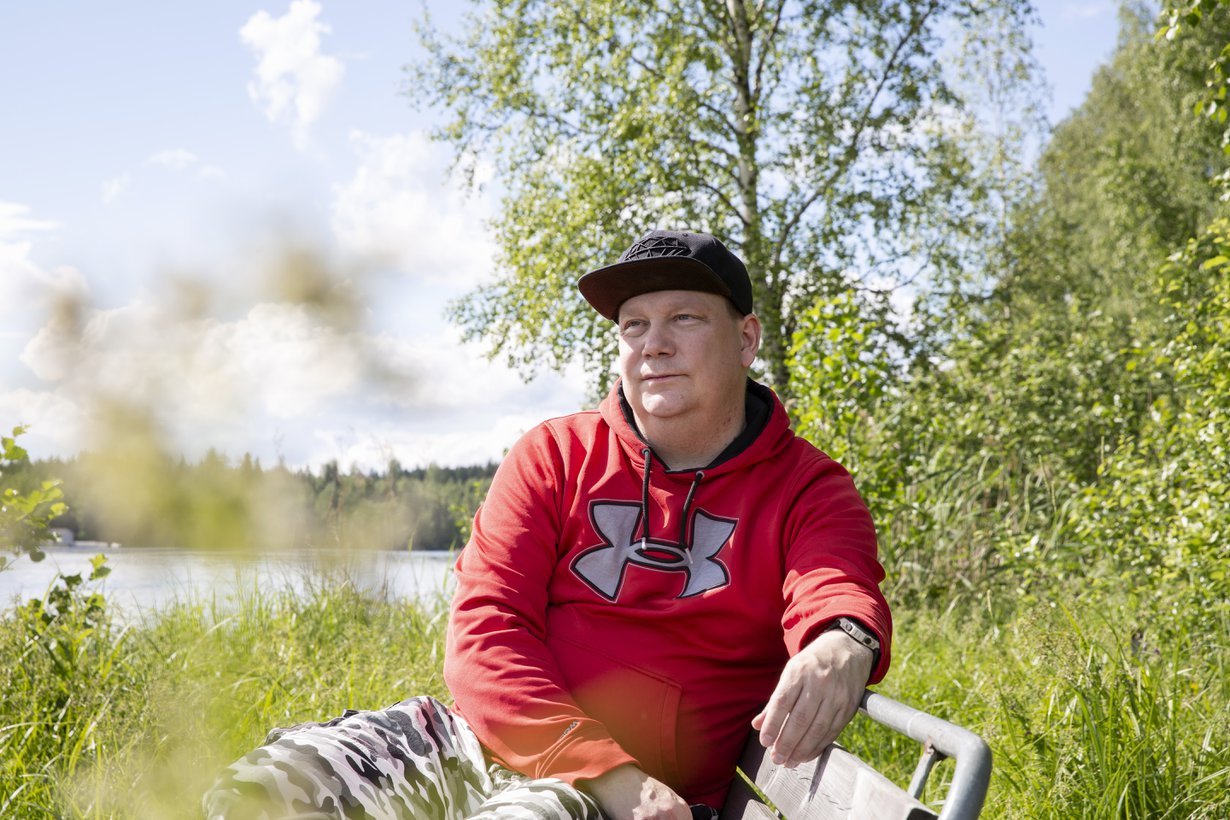 ”Jos olisin katkera köyhyydestäni, mistään ei tulisi mitään. Myönnän mokani, mutta katson eteenpäin. Siellä on valoisaa”, Jani Riihijärvi sanoo.