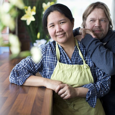 "Jari tulee mukaan shoppailemaankin, moni mies ei tulisi. Ostamme yhdessä keittiövälineitä ravintolaan", Jeerapa Kumpulainen iloitsee. 