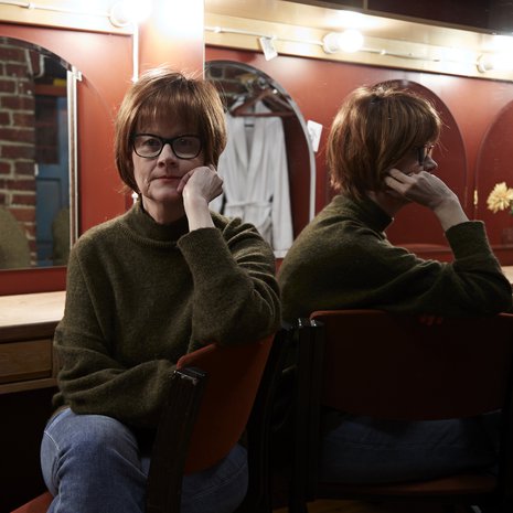 ”Isä ei osannut paijata. Minunkin päätäni hän aina taputti, täp täp täp. Se oli hänen tapansa osoittaa, että minä välitän. Mahdollisimman vähän kosketuskontaktia”, Lilli Earl kertoo.