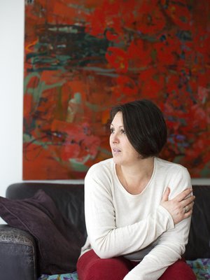 Parisuhdekouluttaja Marianne Stolbow, 50, asuu Helsingin Käpylässä juristimiehensä ja 18- ja 15-vuotiaiden tyttäriensä kanssa. 23-vuotias esikoistytär asuu jo omillaan.