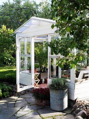 Emmin kasvihuone syntyi pitkälti kierrätysmateriaaleista. Ne sopivat hyvin vanhan rintamamiestalon tunnelmaan.