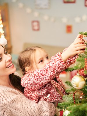 Kaksi kolmesta haluaa edelleen joulukuusen, mutta entistä useampi kelpuuttaa myös muovisen.