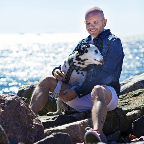 Viestinnän asiantuntija Mikko Huttunen, 38, asuu Helsingin keskustassa koiran, kilpikonnan ja kahden kissan kanssa. Hän harrastaa lenkkeilyä, käy salilla ja matkustaa.