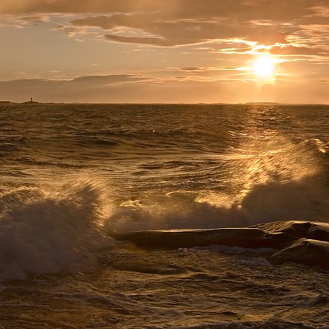 Mikael Rantalaisen ottamassa kuvassa vesisade loi otollisen valon kuvauksiin Utön edustalla.
