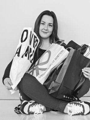 Julia Hurnanen,19, asuu Vantaalla, harrastaa taitoluistelua ja haaveilee ensihoitajan ammatista. 