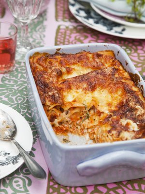 Anna lasagnen vetäytyä kunnolla ennen tarjoilua.