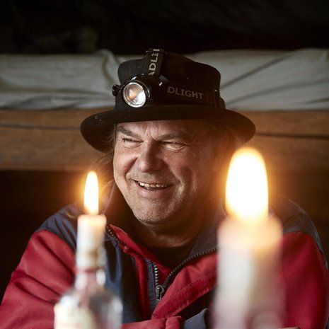 ”Täällä Lapissa ilta on pitkä ja pimeä. On tunteja aikaa lukea tai tuijottaa tulta. Tuli on vaikeuttanut elämääni paljon. Ehkä juuri siksi osaan kunnioittaa sitä.”