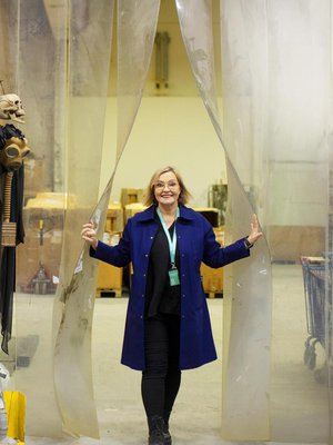 Peppi Mattilan takana aukeaa lajittelukeskus, jossa kierrätyskeskuksen lahjoitukset otetaan vastaan, lajitellaan ja hinnoitellaan. Joku ei ole tarvinnut enää luurankoa eikä kaasunaamaria.