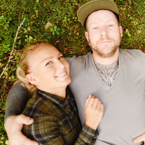 Anna työskentelee koordinaattorina ja Sebastian rakennusalalla. Viime aikoina he ovat ymmärtäneet, että on oikeastaan hauskaa pukeutua vaatteisiin, jotka mätsäävät. 