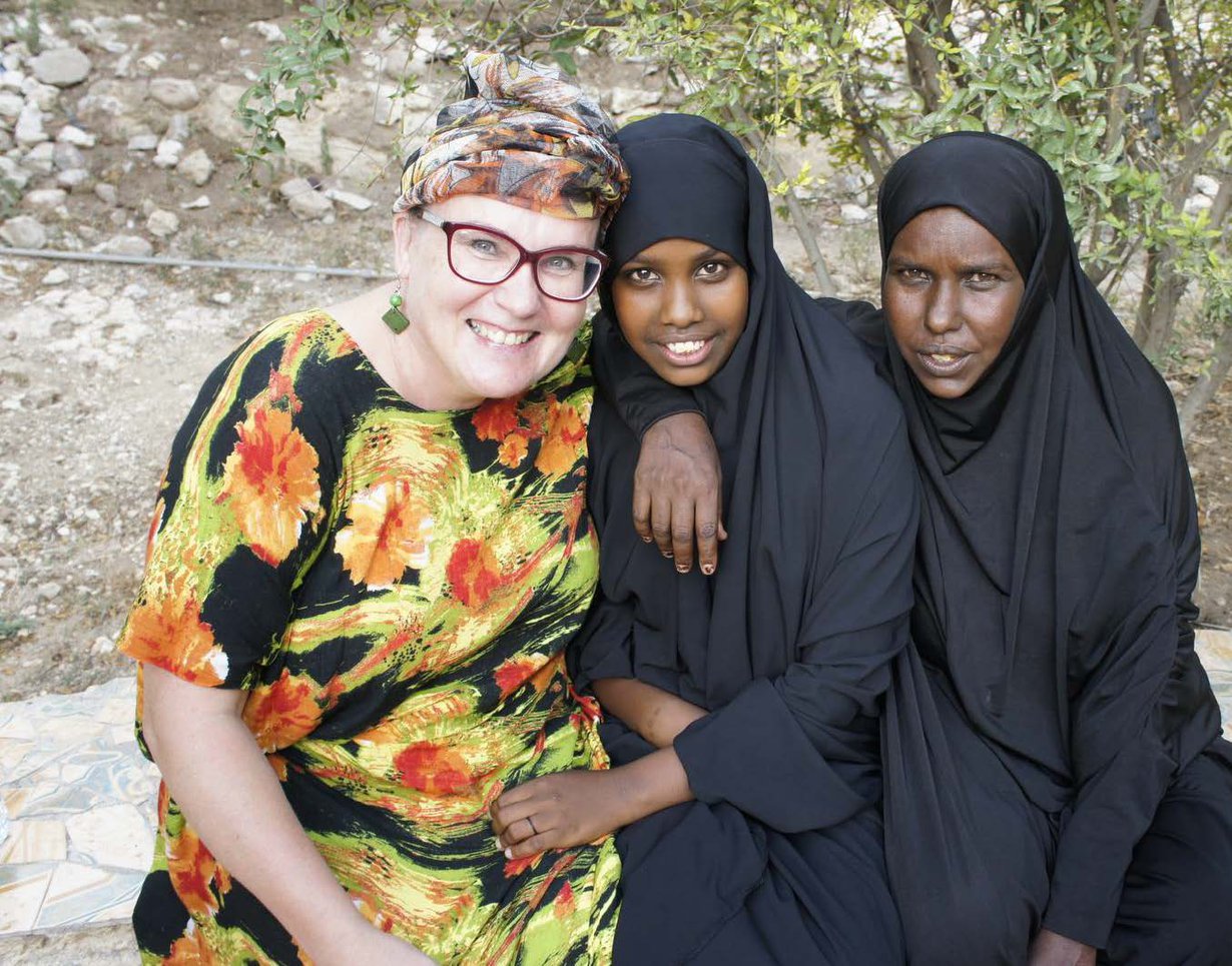 Airi Kähärä, 15-vuotias Hodan Abdi Mohamed ja hänen äitinsä Nura Mohamed Muse. Nura päätti, että hänen tyttöään ei silvota. Nura itse joutui nuorena kokemaan ympärileikkauksen.