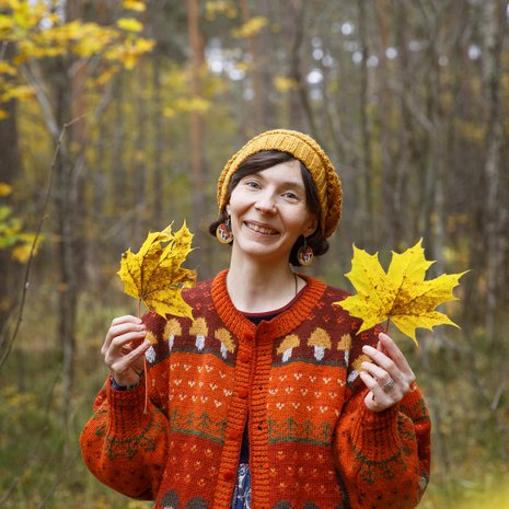 Viimeksi Marika on innostunut 1980-90-lukujen hauskoista neuleista. Sellainen on tämäkin sieniaiheinen kirjoneuletakki.