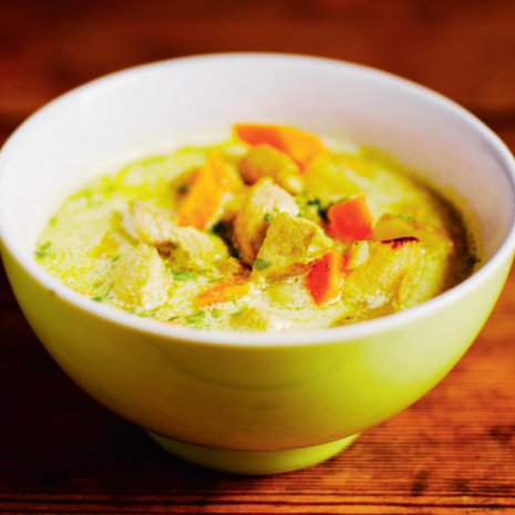 Mehevän kanakeiton mausteena on curry, jota voi lisätä ruokaan oman makunsa mukaan.