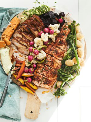 Jos juhlijoiden joukossa ei ole allergisia, tarjoa paahdettu liha, kasvikset ja kala samalta leikkuulaudalta.