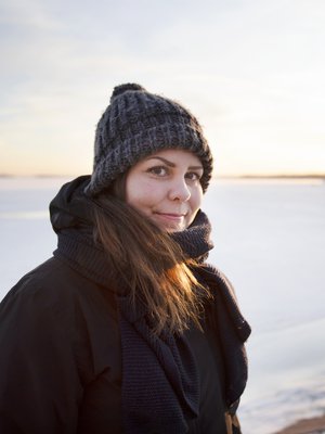 Hyvä vuosi -juttu kertoi parantumatonta syöpää sairastavasta Aija Anderssonista. Valokuvaaja Milka Alanen kävi kuvaamassa Aijan yhtenä joulukuisena päivänä 2021. Ulkona oli kylmä, ja Aijan toisen jalan proteesi jäätyi. Aurinko tuli kuitenkin hetkeksi esiin, ja Milka sai sen vangittua kuvaan.