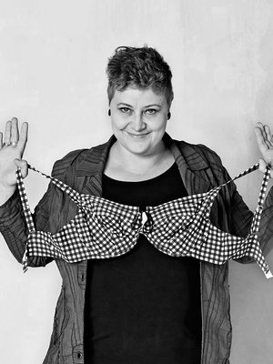 Raisa Omaheimo, 38, miettii, miksi kauniit, ihanat ja älykkäät naiset tärväävät koko elämänsä laihduttamiseen.  Omaheimo on Helsingin Takomo-teatterissa nähdyn Läski-monologin käsikirjoittaja ja esittäjä.