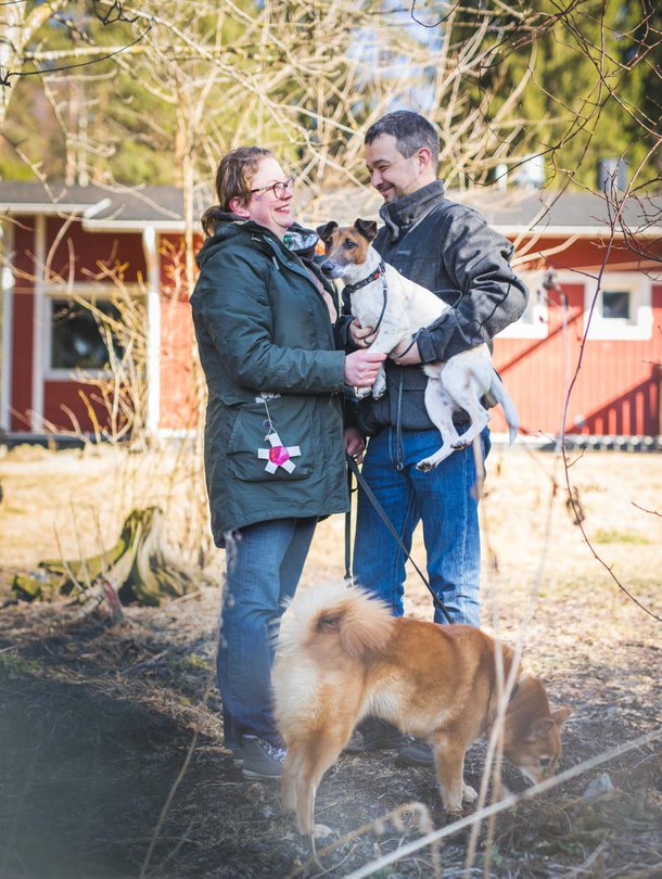 Marialla ja Mikalla on sinun, minun ja meidän koiria. "Meidän Alli on kaverikoirana vanhuksille. Busteri on Mikan metsästyskoira.