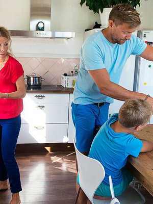 Susanne Peltola ja Jani Mäkinen keittiöhommissa. ”Meidän pojat eivät ole normiveikkoja. Mutta ihmistä, joka on täysin terve, ei vain ole tutkittu tarpeeksi!”