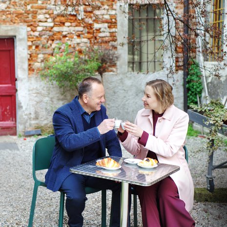 Vera ja Corrado kuvattiin Italiassa Tolfan kaupungintalolla. Samassa paikassa he viettivät salahäitään 18 vuotta sitten. ”Olin tuona päivänä onneni huipulla”, Vera muistelee.