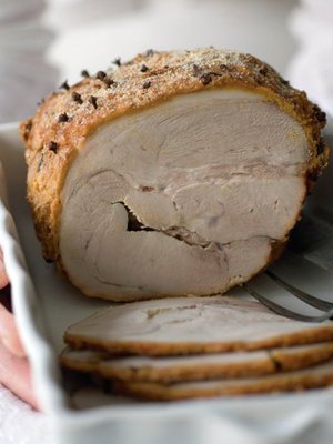 Karppaaja tekee kinkun kuorrutteen sinapista ja mantelirouheesta.