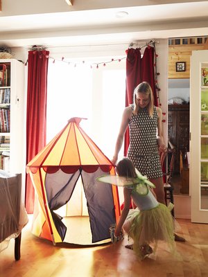 Voimistelua ja luistelua harrastava Saaga järjestää mielellään sirkusesityksiä äidilleen Pauliinalle.