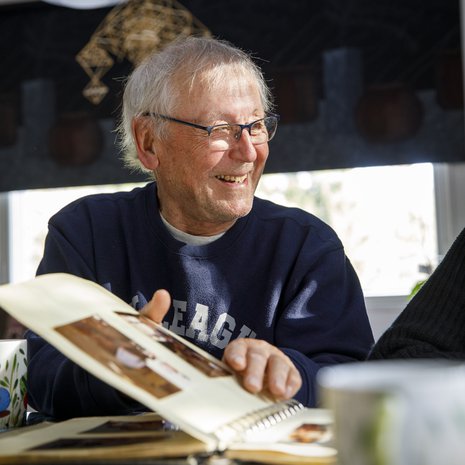 ”Pienessä ryhmässä opettaja ehtii huomata kaikki. Suureen joukkoon katoaa. Meilläkin oli koulussa pahimmillaan 1138 oppilasta. Ei kukaan halua kadota, vaan olla näkyvissä”, Peso miettii. 