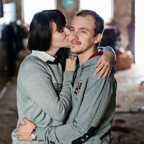 Alex Muurinen, 23, asuu kihlattunsa Peninan, 27, kanssa Hämeenkoskella. He menevät naimisiin elokuussa.
