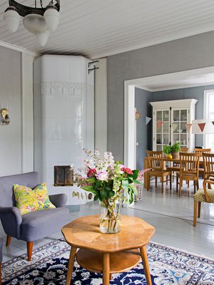 Ruokasali, Heidin lempihuone, aukeaa olohuoneen takana. Talo rakennettiin aikoinaan kolmen perheen kodiksi Amerikassa siirtolaisena tienatuilla rahoilla.