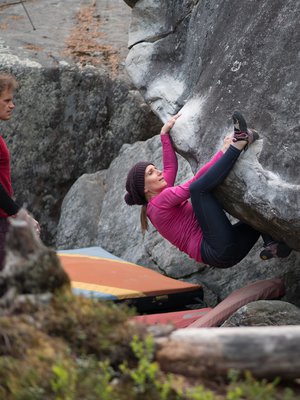 42-vuotias digitaalisten palveluiden suunnittelija Tea Tanskanen asuu Helsingissä. Kaksi vuotta sitten hän koki saman kiipeilyn onnen kuin lapsena omenapuissa. Keväästä syksyyn Tea kiipeää kivillä ja kallioilla, talvella hän treenaa hallissa.