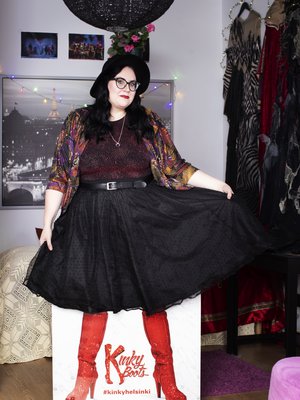 Kun teatterisali hiljenee ja Kinky Boots -musikaali alkaa, Riikka on kuin seitsemännessä taivaassa. 