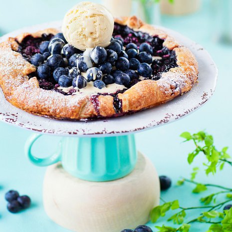 Galette on ihana vaihtoehto perinteiselle murotaikinapohjaiselle mustikkapiirakalle, ja vähintään yhtä nopea tehdä.