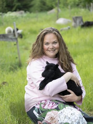 43-vuotias Maija Suutarinen on nykyään projektipäällikkö ja lammastilallinen, joka asuu perheineen Petäjävedellä.