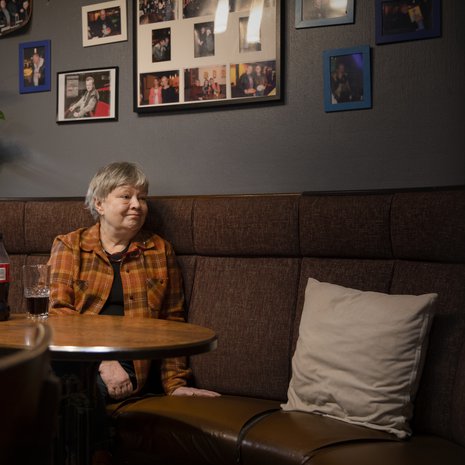 Tämä oli Antti Raivion kantabaarin kantapöytä. Nyt siinä istuu Antin isosisko Pirkko Roihu. ”Antin kuoleman jälkeen tulin tänne juomaan Coca-Colaa ja muistelemaan veljeäni. Se lohdutti surussani.”