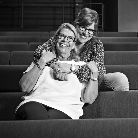 Kun Sanna parikymppisenä tuli töihin äitinsä­ perustamaan teatteri Hevosenkenkään, hän kutsui Kirsiä sielläkin äidiksi. "Se aiheutti joskus hassuja tilanteita  virallisissa yhteyksissä", Kirsi sanoo.