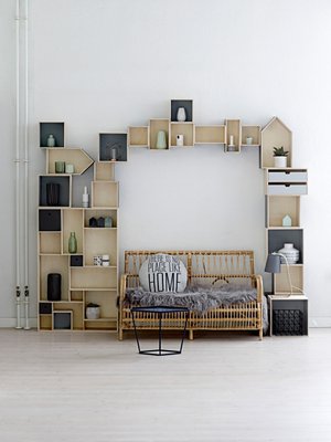 KOHTI KATTOA. Jos joudut miettim&auml;&auml;n, riitt&auml;&auml;k&ouml; tila sek&auml; sohvalle ett&auml; s&auml;ilytykseen, kokoa hylly pienist&auml; paloista sein&auml;lle sohvan tai s&auml;ngyn ymp&auml;rille ja hy&ouml;dynn&auml; huoneen koko korkeus.&nbsp;Bloomingvillen&nbsp;puiset neli&ouml;boksit alkaen&nbsp;20 e, taloboksit alkaen 35 e ja suorakaideboksit alkaen 45 e. Olkkari ja Kruunukirppu.