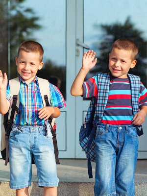 Ennen koulun alkua on hyvä käydä yhdessä katsomassa koulun pihaa ja koulumatkaa. Kaikki se lisää turvallisuuden tunnetta.