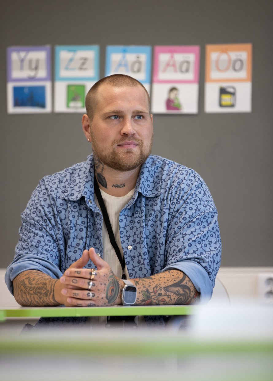 ”Aika monella on nykyään vaikeuksia pysyä pulpetissa. Panostan omilla tunneillani toiminnallisuuteen”, Oskari sanoo. Hän uskoo, että omakin koulutie olisi aikanaan voinut olla helpompi, jos opiskelutavoissa olisi ollut enemmän vaihtelua.