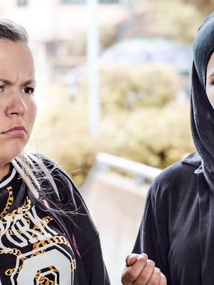 Norjalainen Skam-sarja on nyt supersuosittu myös aikuisten keskuudessa. Kuvassa Chris (Ina Svenningdal) ja Sana (Iman Meskini).