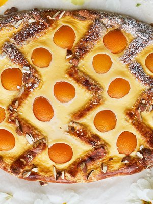 Aprikoosit ja mantelit koristavat tämän pääsiäismunan.