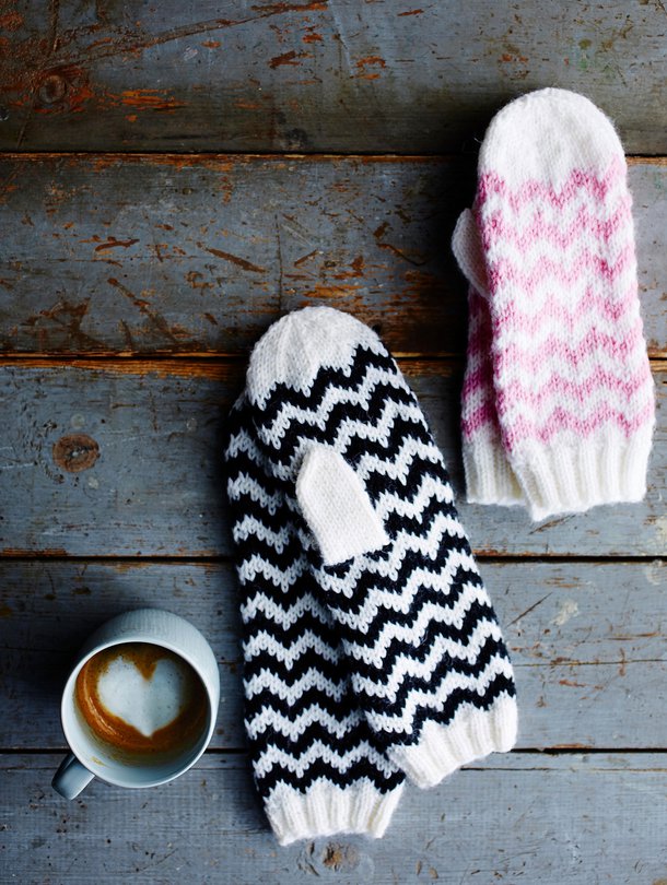 Siksak-tumput sopivat miehenkin käteen, kun neulot ne isoilla puikoilla paksusta langasta. Voit myös lisätä lapasiin kuusi silmukkaa, sillä kuvio on jaollinen kuudella.