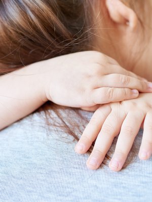 Arvokkainta on arki. Sen huomaa vasta, jos arki viedään tilapäisesti pois. Silloin kaipaa sydämensä pohjasta kiireaamuja, jolloin puki lapselle kurahousuja eteisessä. 