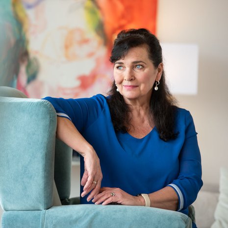 "Kestävyyttä on koeteltu, mutta äidinrakkautta ei koskaan. Ajattelen, että rakkaus lapseen vain lisääntyi kaikista niistä vaikeuksista", Marina Erhola sanoo.