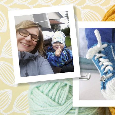 Rakkaudella neulotut tennarisukat pääsivät pieniin jalkoihin.