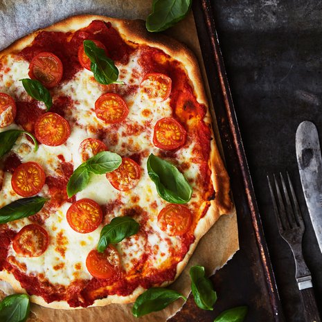 Unohda kaulin ja muotoile pizza käsin painelemalla ja venyttelemällä.